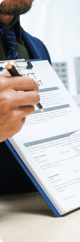 Assinatura de contrato representando gestão de contratação.