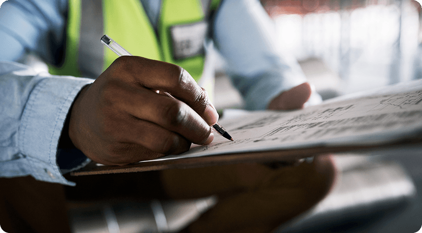 Documentos técnicos sobre a mesa com capacete de segurança