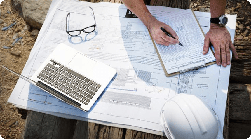 Documentos técnicos sobre a mesa com capacete de segurança
