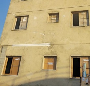 Fachada de edifício com juntas de dilatação verticais e horizontais tratadas com selante.