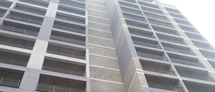Fachada externa de edificação com juntas de dilatação tratadas com selante