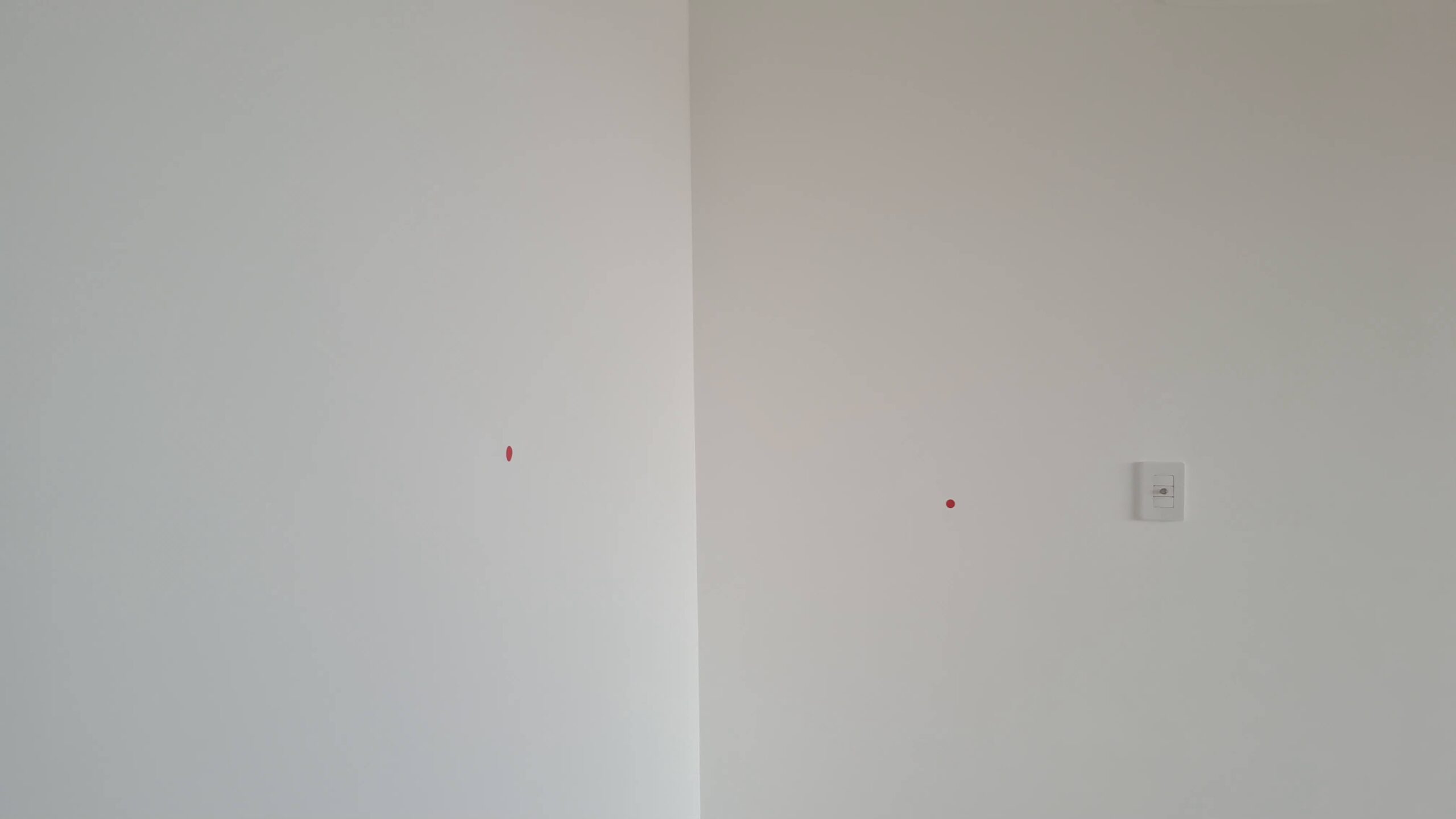 Canto interno com ponto elétrico e rodapé em vistoria de apartamento novo.