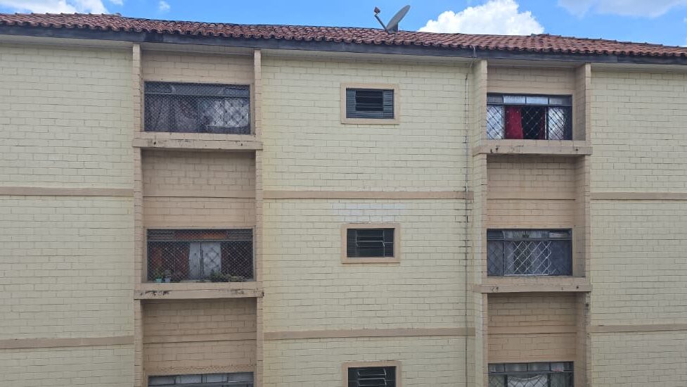 Fachada externa de bloco residencial observada durante vistoria de constatação técnica.