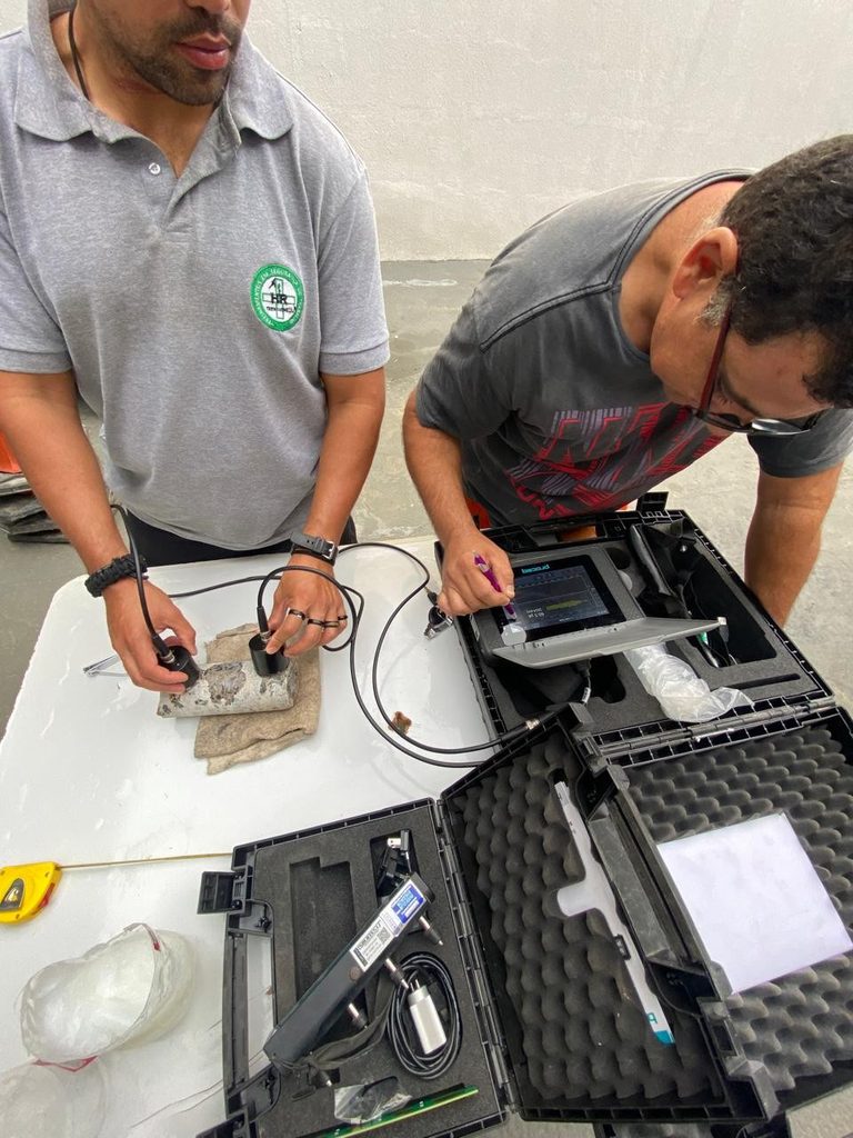 Equipe realizando ensaio de ultrasson em concreto