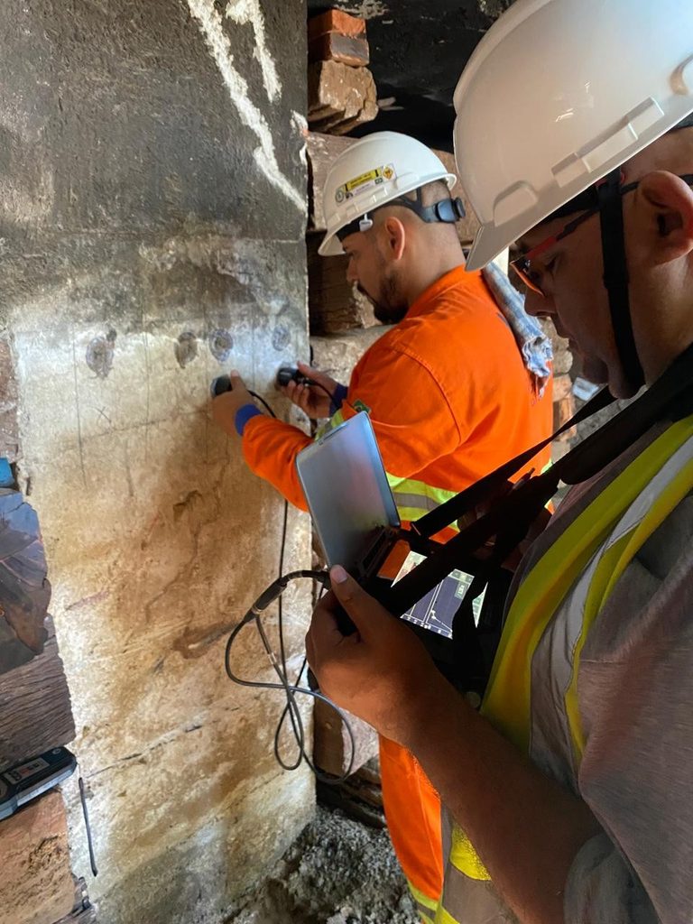 Equipe realizando ensaio de ultrasson em concreto